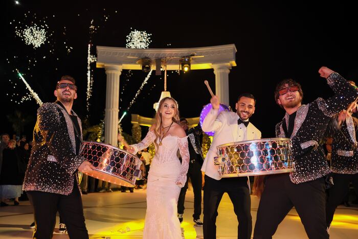 Kristal avizeler ve yeşillik kemerler